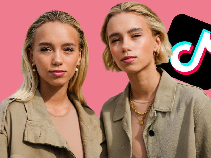 Lisa und Lena Mantler posieren.