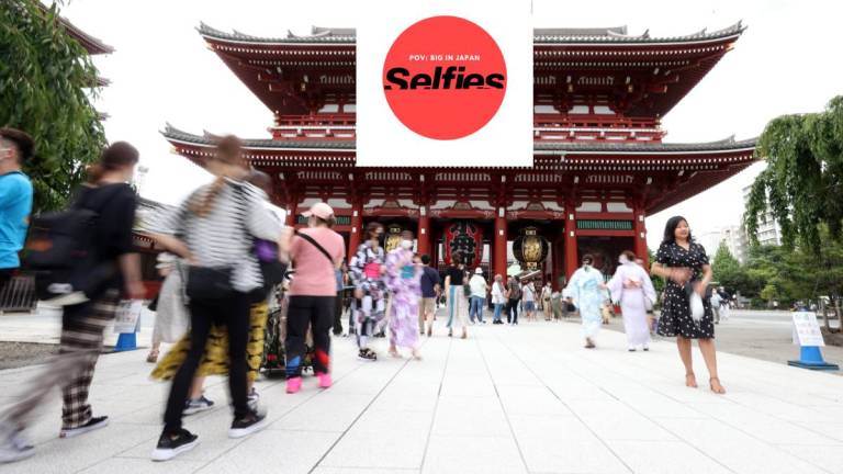 Touristen vor einem Tempel: Verhaltensregeln in Japan