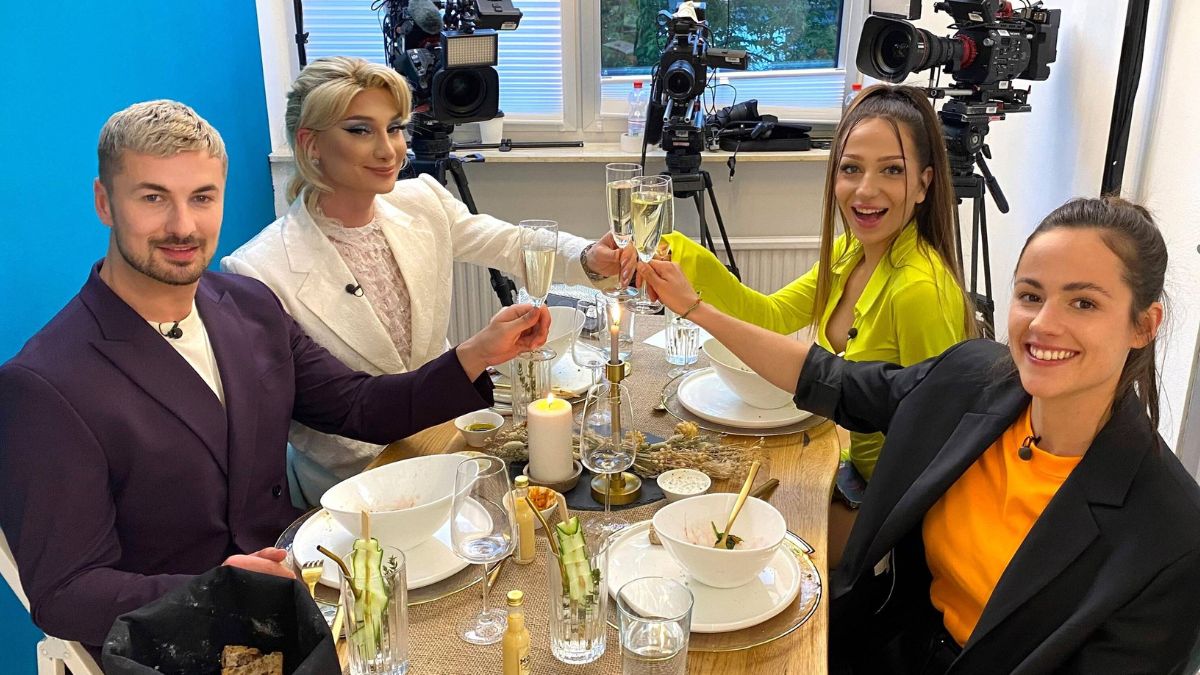 Nicolas Puschmann, Candy Crash, Irina Schlauch und Jessica Derucki bei "Das perfekte Promi Dinner", 26. Juni 2022