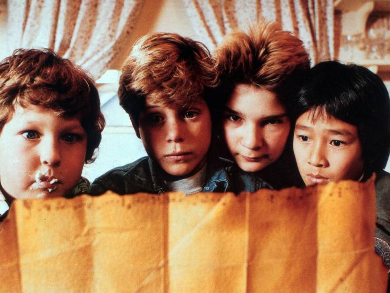 "Die Goonies" schauen auf die Schatzkarte.